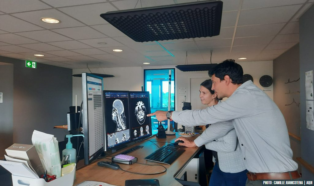Hubert Nivet, réfèrent médical du site d’IMADIS et radiologue associé, à ses côtés, Debora Mandon, responsable administratif du centre de Bordeaux. Tous deux analysent une image d'un patient ayant subit un AVC.